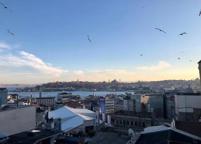 Historical Flat In Galata - Tatar Beyi Street - Tra 2026 Award-winner *